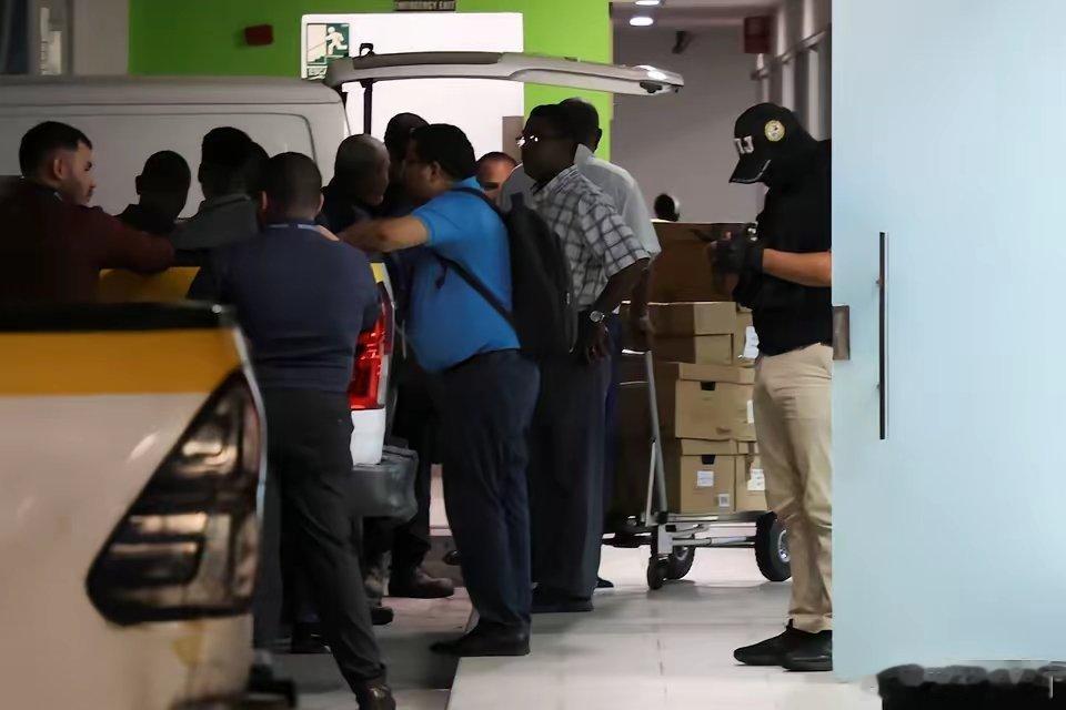 彻底翻脸不认账？巴拿马当局突袭长和办公室，货车拉走大批纸箱据路透社报道，有消息人