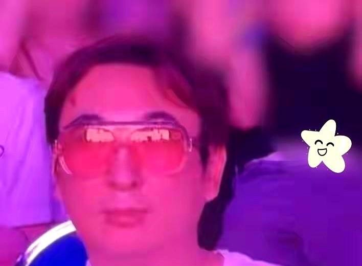 谁也逃不过地心引力。
哪怕是王思聪。
在新加坡看女团，被镜头扫到，下意识就往旁边