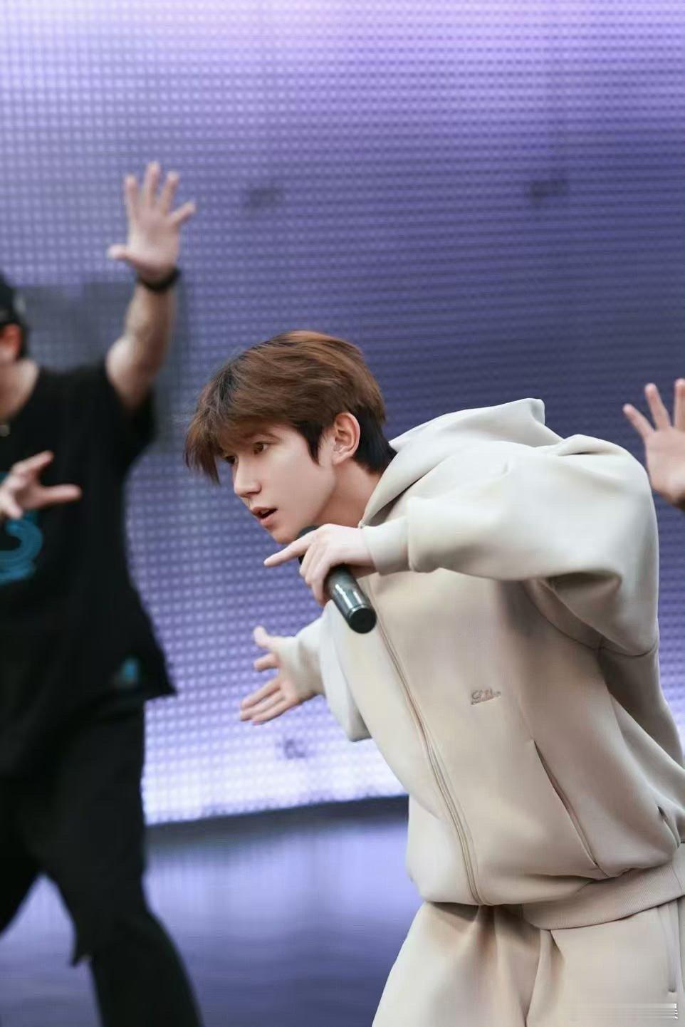 王源舞蹈排练进行时王源舞步向狂欢靠近王源舞蹈排练进行时，打磨一场笃定的相见，