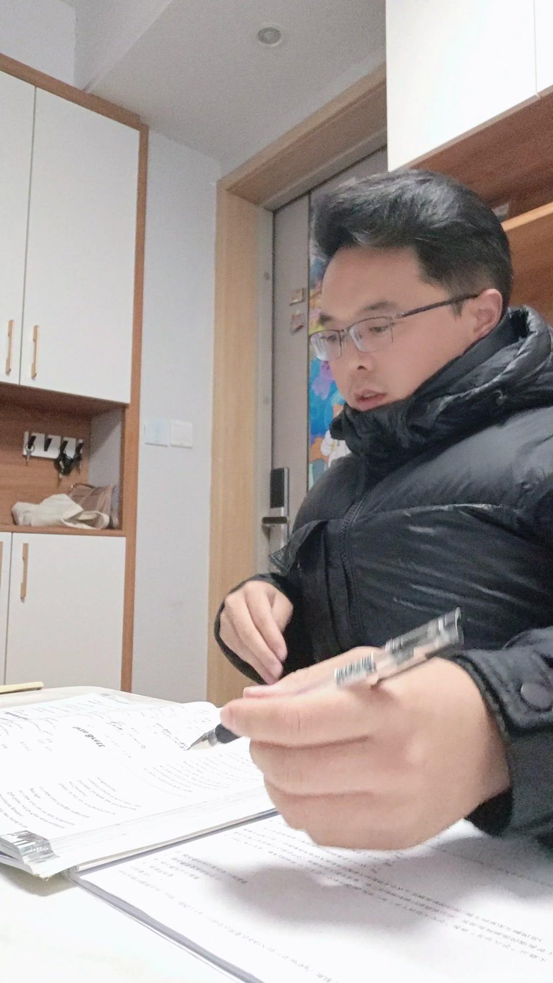 看似情绪稳定，实则早就疯了。每天背单词背到脑子打结，语法规则多到记不住，听力更是