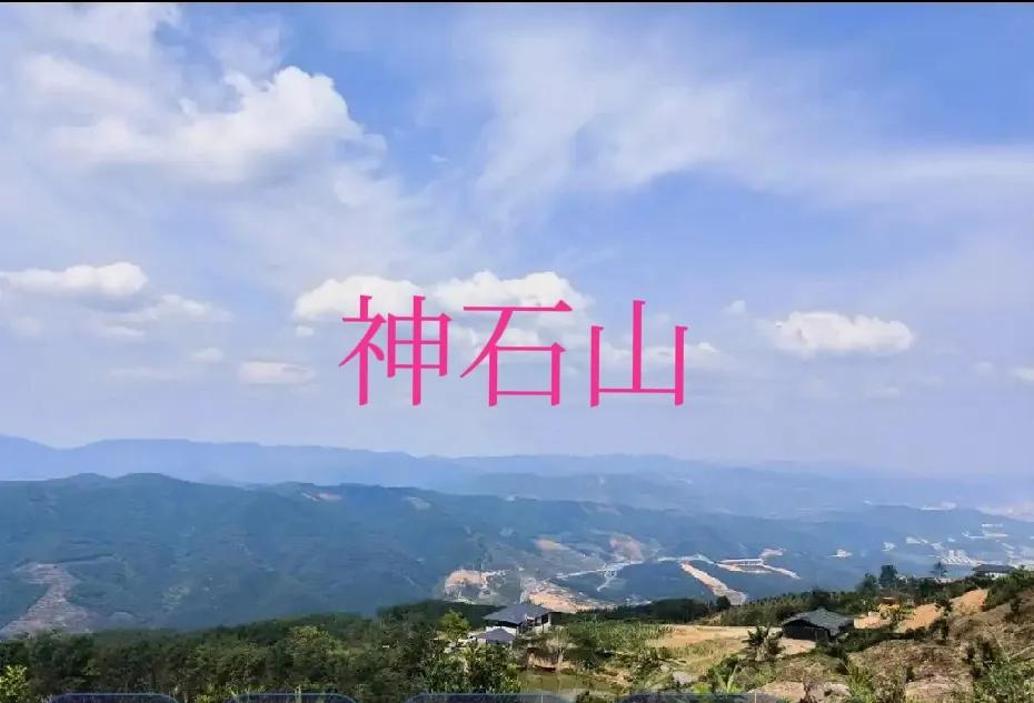 西双版纳这会儿的温度是15 ℃，躺在飘窗窗台睡觉，窗户是大敞四开的。上身只是穿一