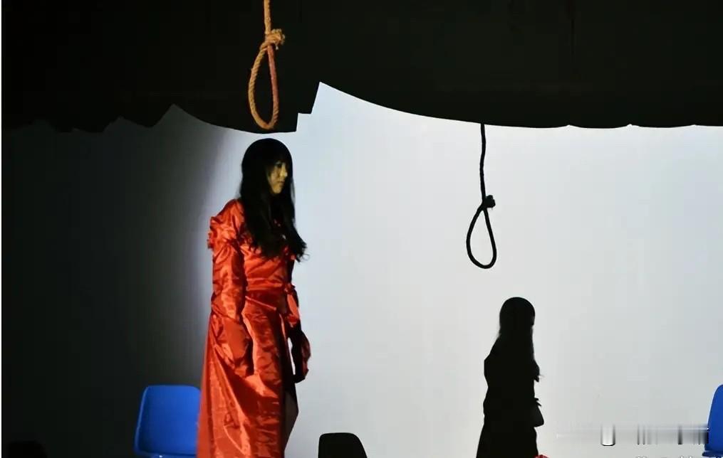 惨，29岁女员工玩密室逃脱，扮上吊女鬼，
绳缠脖子发生意外，窒息昏迷，
抢救5天