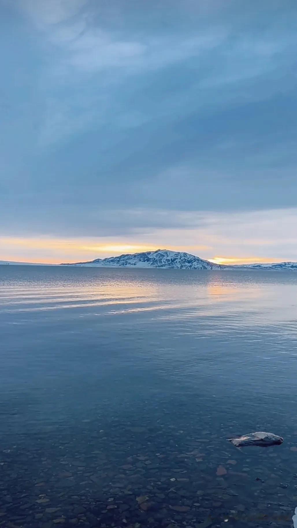 静谧湖畔，雪峰映日出，那画面简直美炸了！
就像右前方那座尖顶的山，半山腰的枯树，