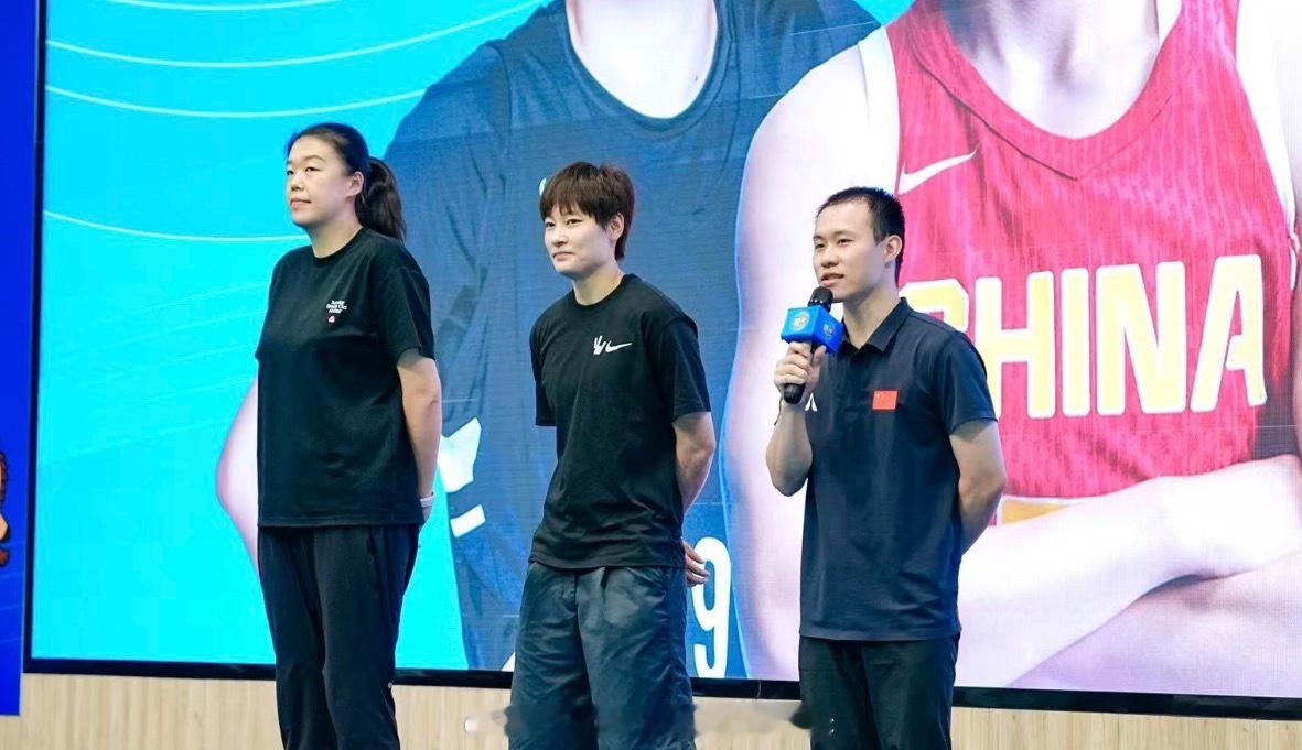杨力维  “彩色活力齐绽放，马上运动共成长”快乐操场公益项目冠军进校园活动走进广