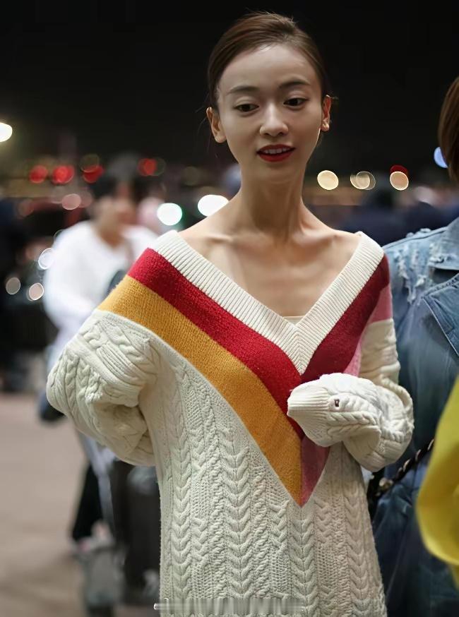 吴谨言当妈之后貌似胖了一些，脸蛋都有肉了。比起以前干瘦的样子，好看很多。 