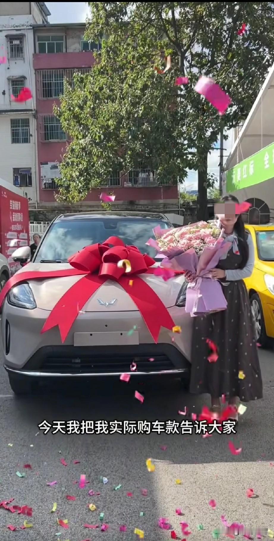 女子开心提了五菱宾果s，
非常的开心， 
于是就和大家分享她喜提爱车的价款，
官