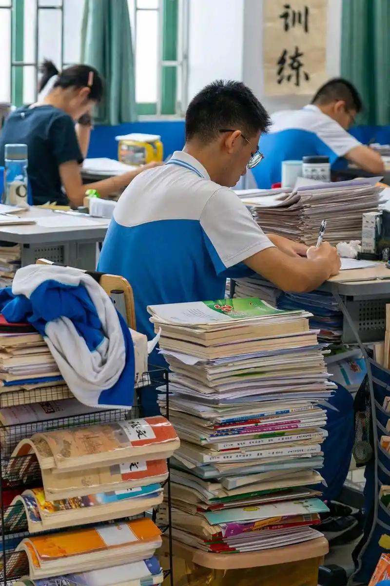 高考结束男孩闭门躺两天，一番话戳哭父母
 
大连有个男孩，高考全部科目考完，回家