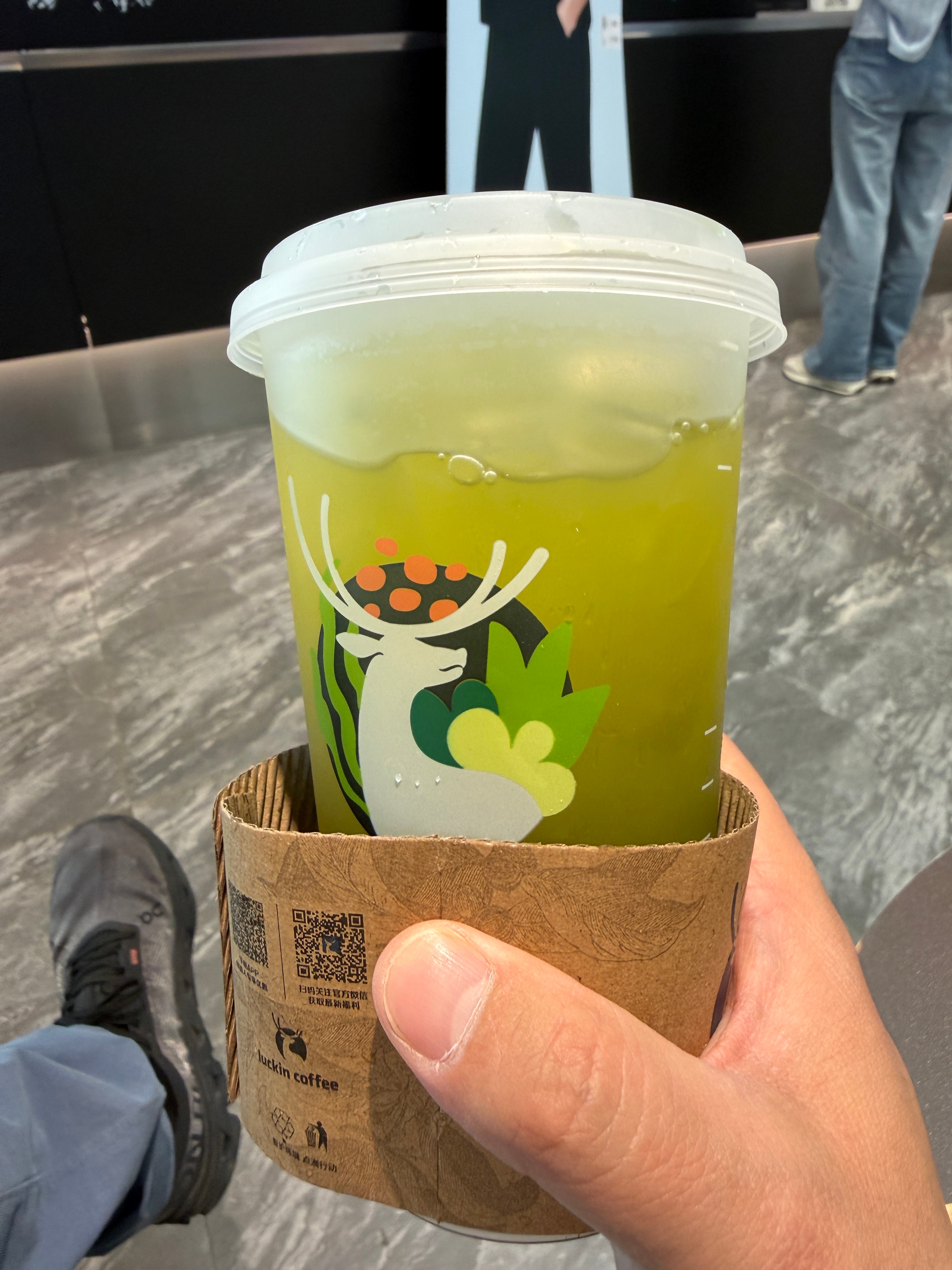 奈雪的茶没人喝了我觉得瑞幸的果蔬茶挺好喝的，羽衣甘蓝没那么甜，相对健康，价格也不