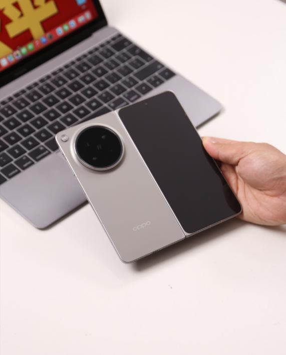 说真的以前对折叠屏总有个疙瘩，之前那台上手屏幕中间那道痕太刷存在感了...