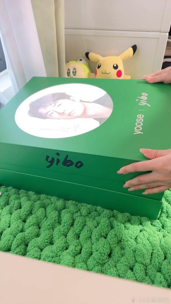 王一博有色品牌全球代言人   🎉🎁【有色心动魔方礼盒，解锁精致生活新风尚！】