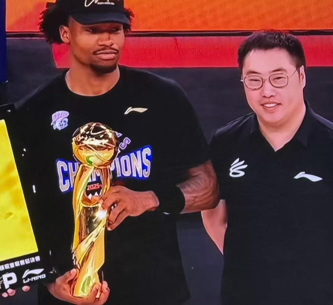 李宁已经推出了库里品牌标志Curry Brand的衣服，期待上市库里