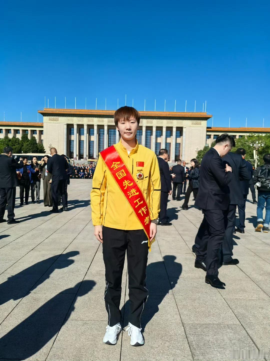 今日是奥运冠军王曼昱获得全国先进工作者表彰一周年纪念日！
一年前的4月28日，王