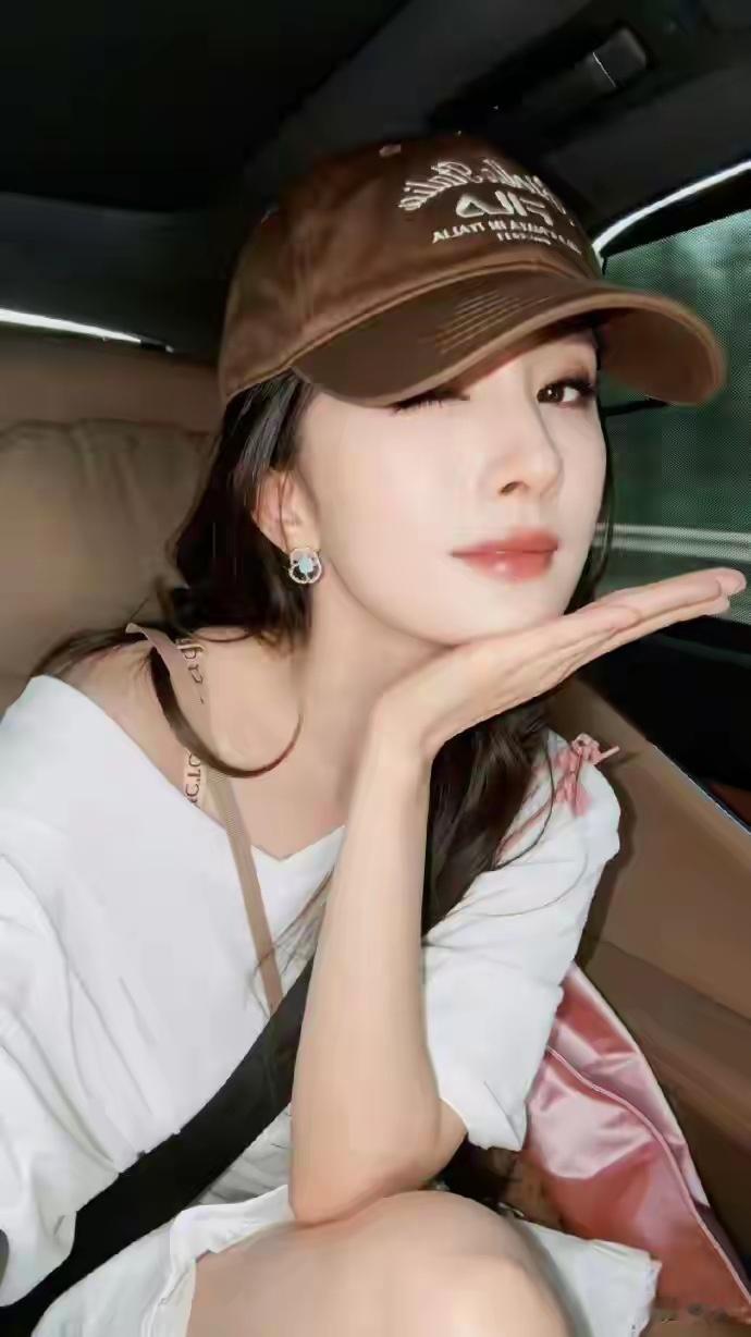 杨幂私服天花板，露肩白 T + 棒球帽太会穿了 