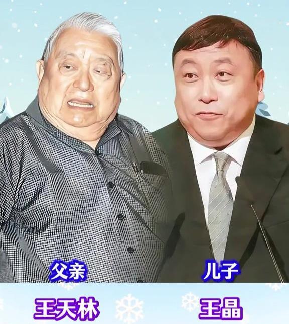 一张合照，两代星光。父亲的意气风发，是刻进时光的印记；儿子的眉眼轮廓，是血脉续写