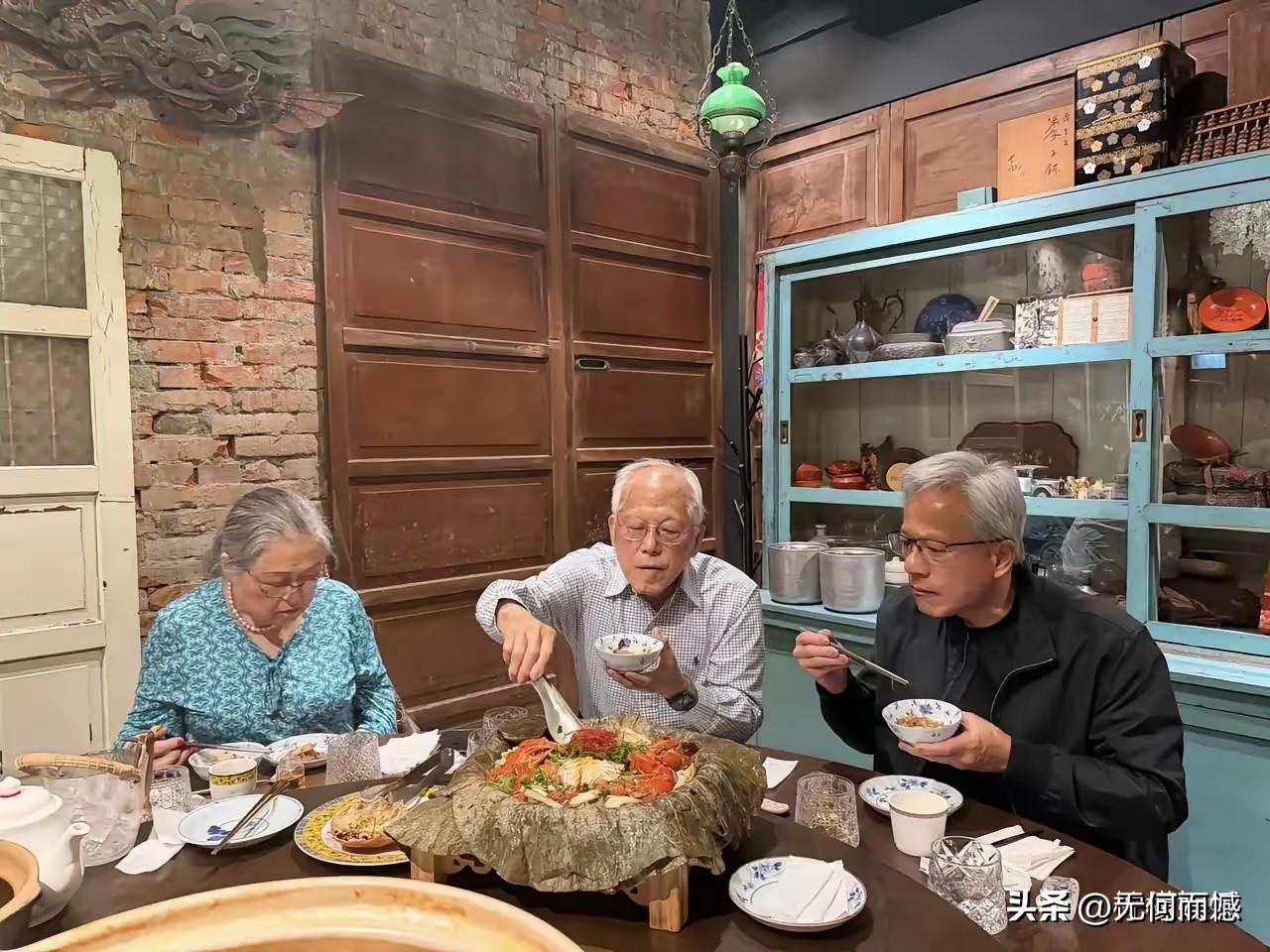 黄仁勋回到老家之后，和自己的父母在一起吃饭，这场面是非常温馨的，黄仁勋是一九六三
