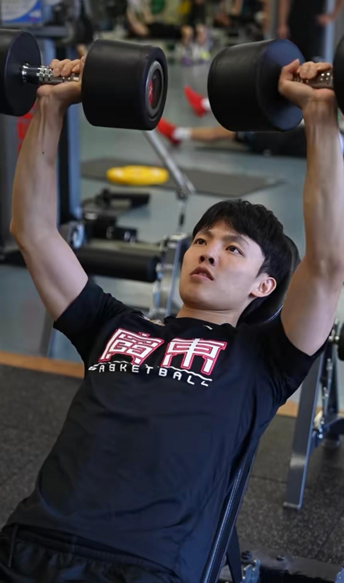 广东宏远健身房开练，周鹏带头苦练，三位年轻小将全力冲轮换广东宏远男篮官方今晚放出