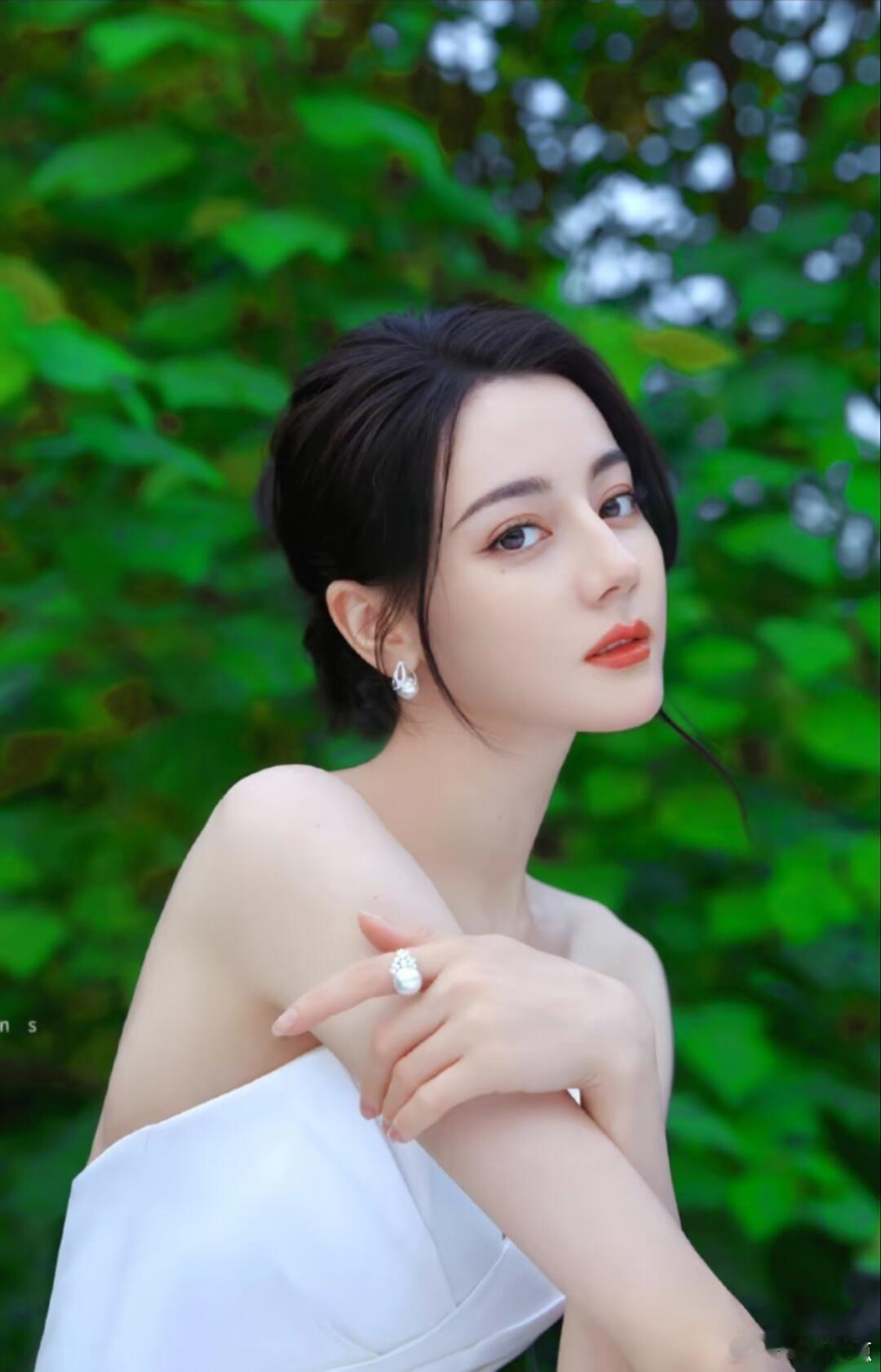 感觉是迪丽热巴会拍的  张馨予墨镜里的热巴也太抢镜了吧，这哪是拍墨镜，分明是拍 
