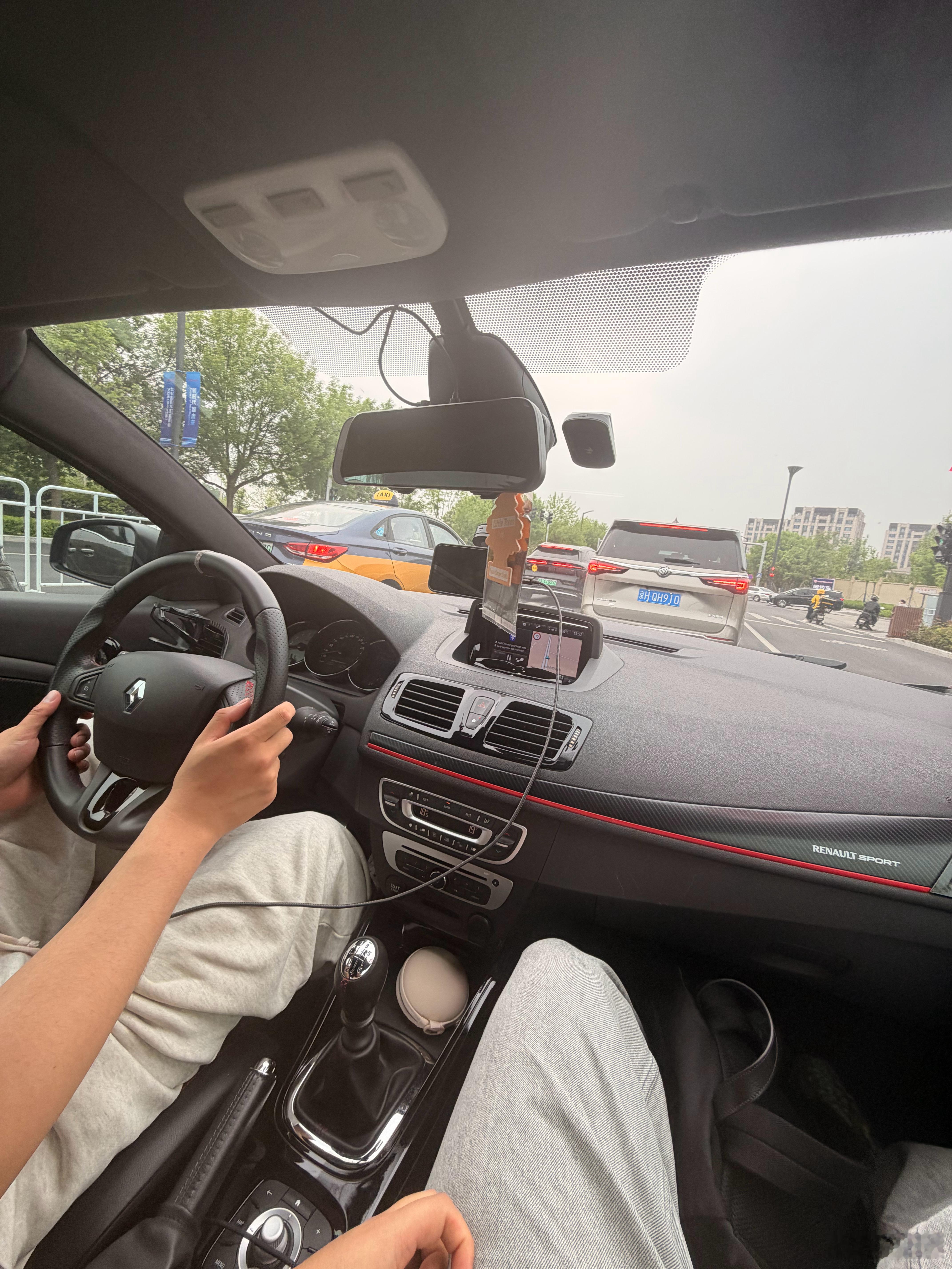 下班下班坐着同事的梅甘娜去换轮毂了羡慕车展活多的老师，我默默离场了