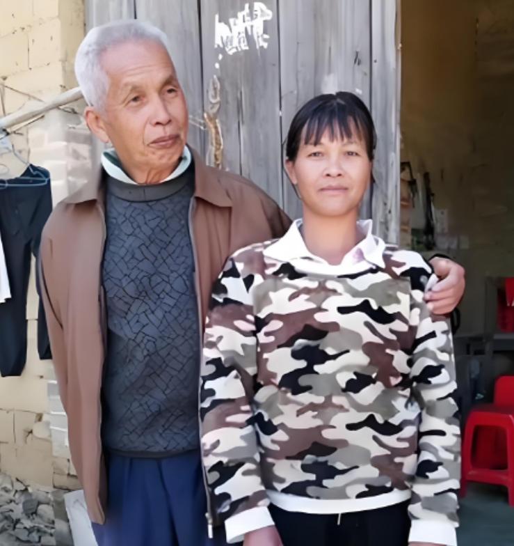 广西第一猛男！1994年，49岁梁二把19岁女工友领回老家，之后两人开始疯狂生孩