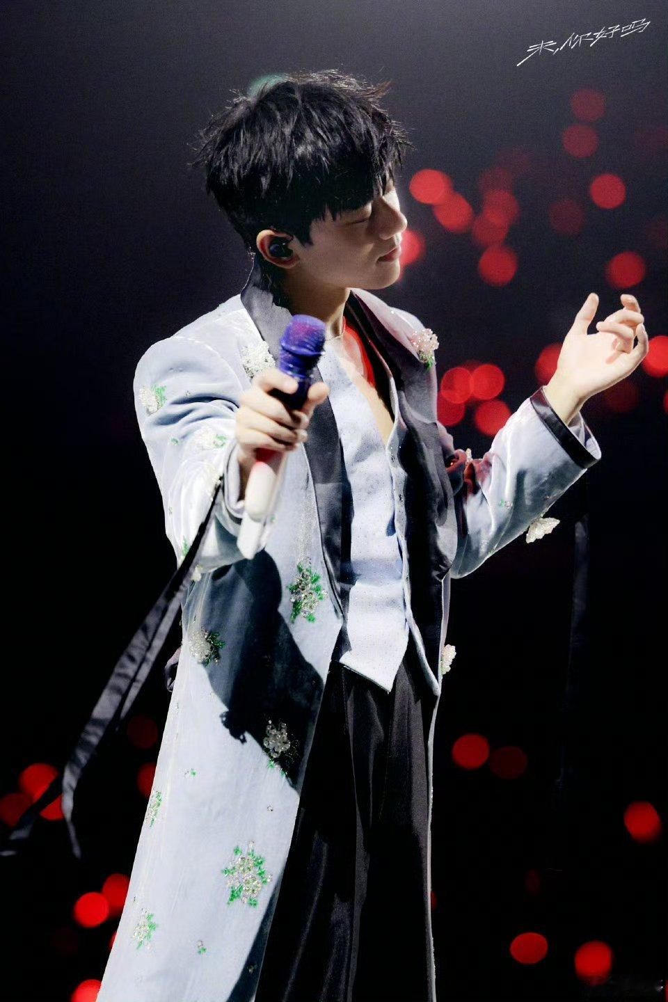 张杰粉丝有自己的年夜饭张杰粉丝也太幸福了吧！杰哥亲自发起投票，让星星们选年夜“歌