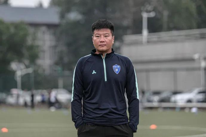 李金羽执教辽宁铁人，这也是排名中甲倒数第三的辽宁铁人第三次换帅，李金羽替换的人是
