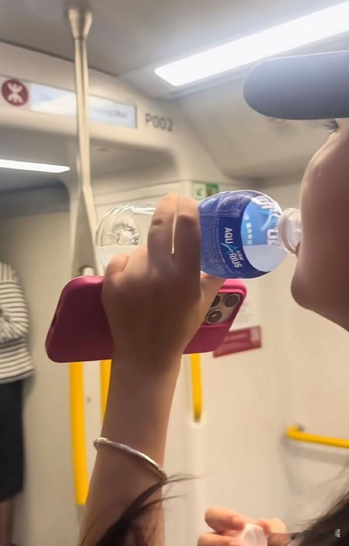 去香港旅游这个坑一定要记牢 一口水1000港币
 
又有内地游客在香港地铁喝了口