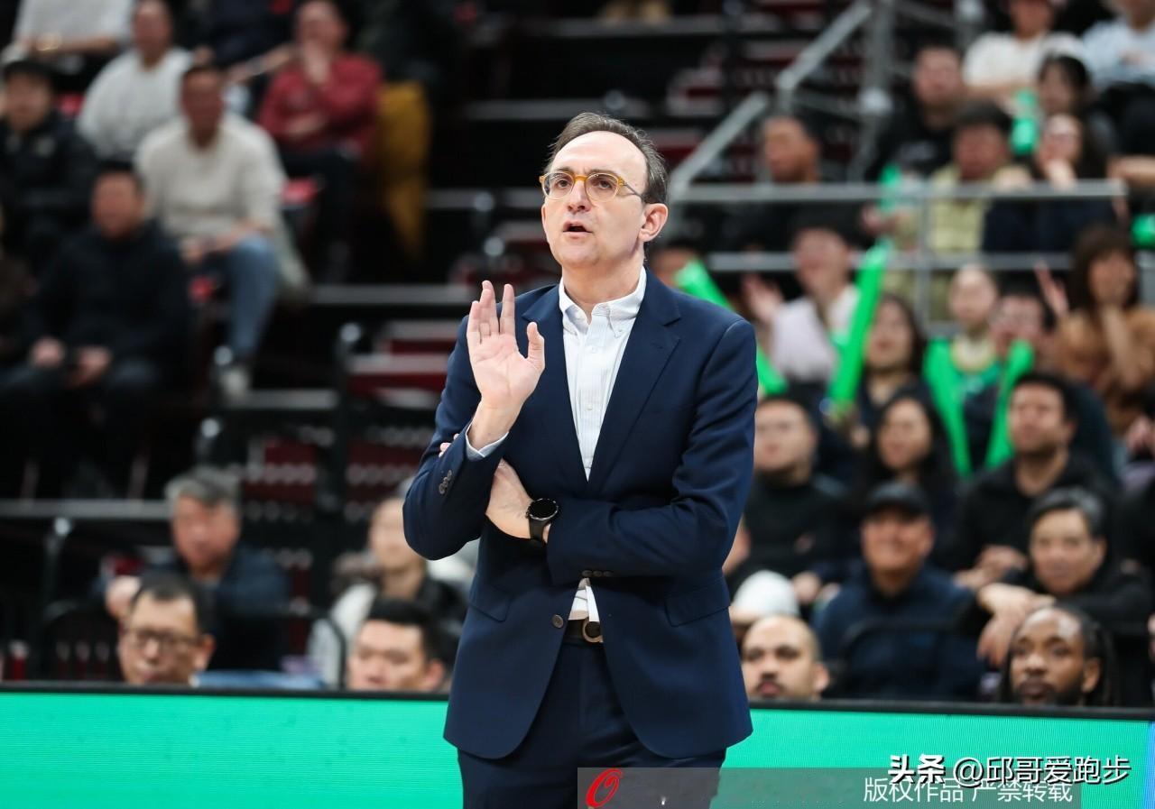 辽宁队主教练乌戈，之前大家对他的战术安排应该是印象不错！
昨晚面对山东队，最后一
