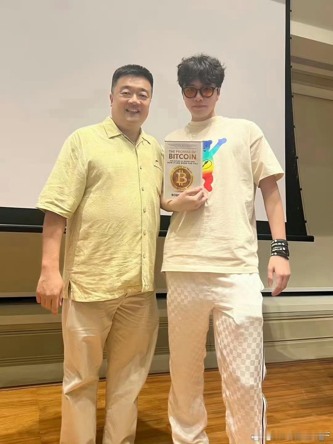 相比莱特b创始人 我更欣赏与喜欢他的哥哥 Bobby Lee 更加纯粹 对冰糖橙