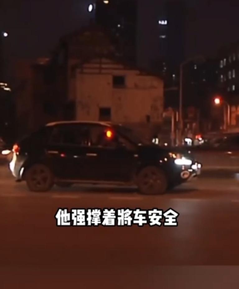 惊险！网约车司机突发重病，女乘客一把抢过方向盘，救回一条命！
 
这事儿想想都后