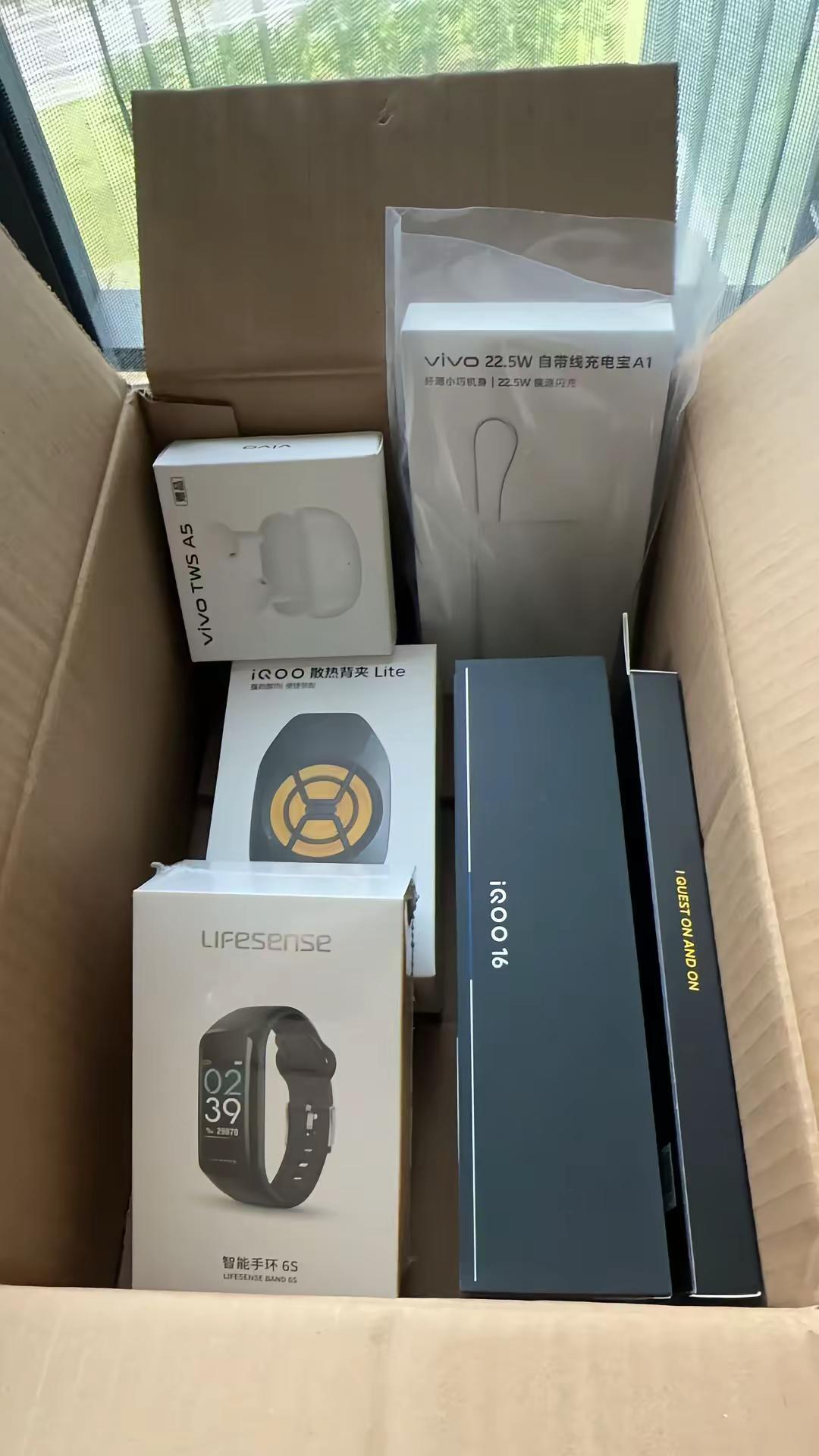 确实挺不错的。屏幕强，性能屌，续航稳，夯中夯