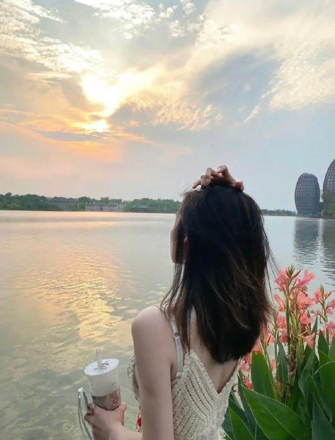 无人问津也好，技不如人也罢，都要试着让自己安静下来，做自己该做的事情。 