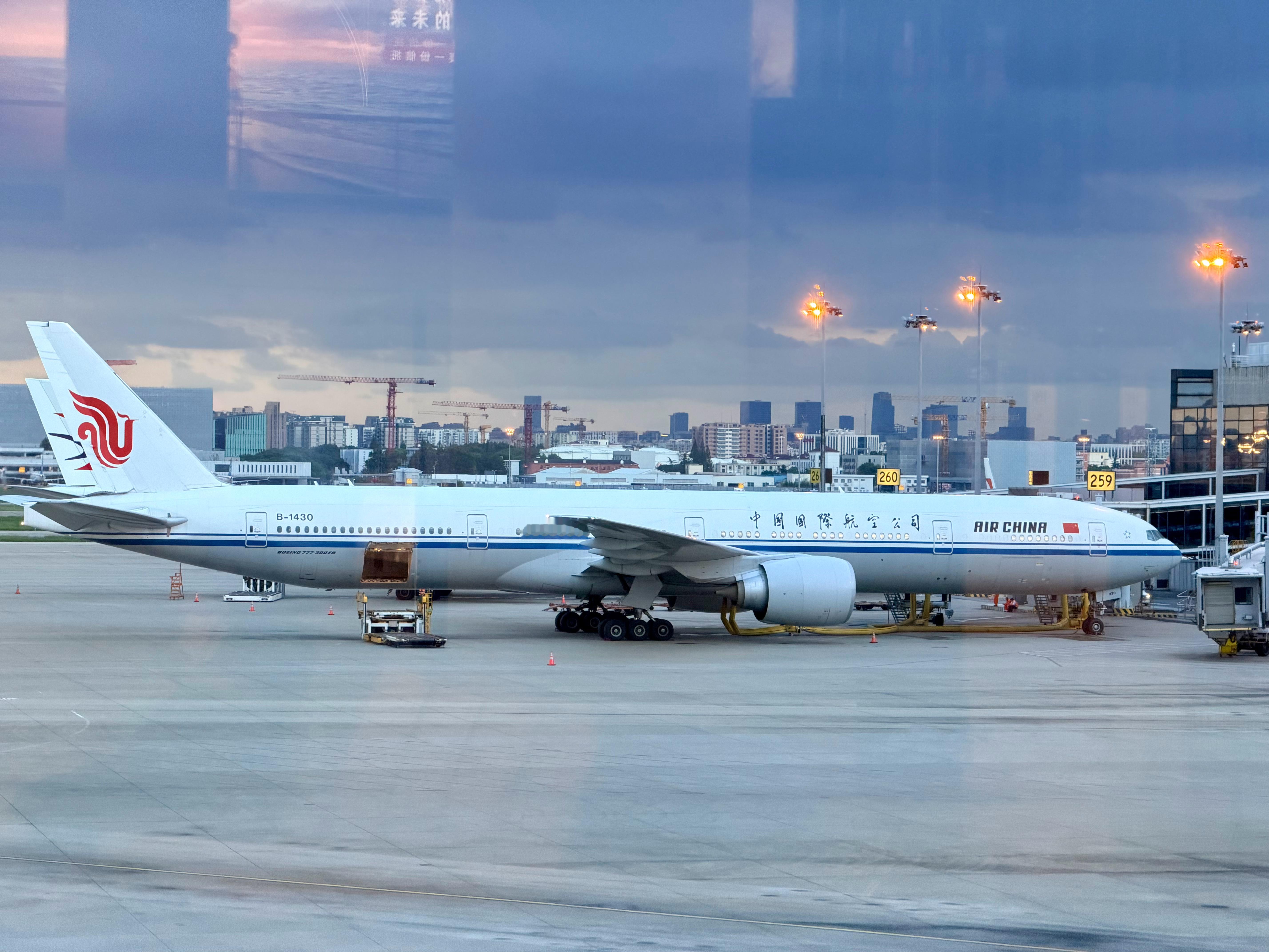 是跌跌撞撞、不断调试但内心充盈的一年，放慢节奏、拥抱线下的日子踏实且知足。202