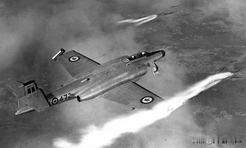 50年代初，加拿大阿芙罗公司研制的 CF-100 “加拿大人” 喷气式截击机发射