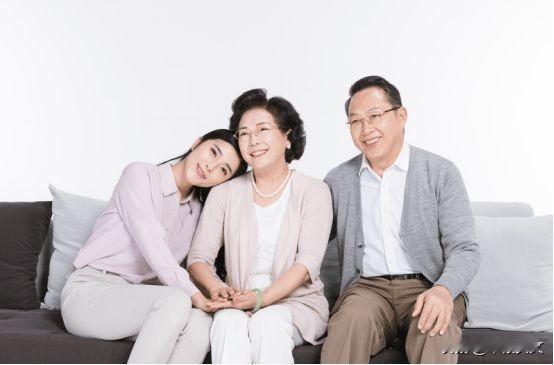 父母老了，陪伴和金钱哪个更重要？我觉得陪伴远胜金钱。
金钱能给父母提供物质保障，