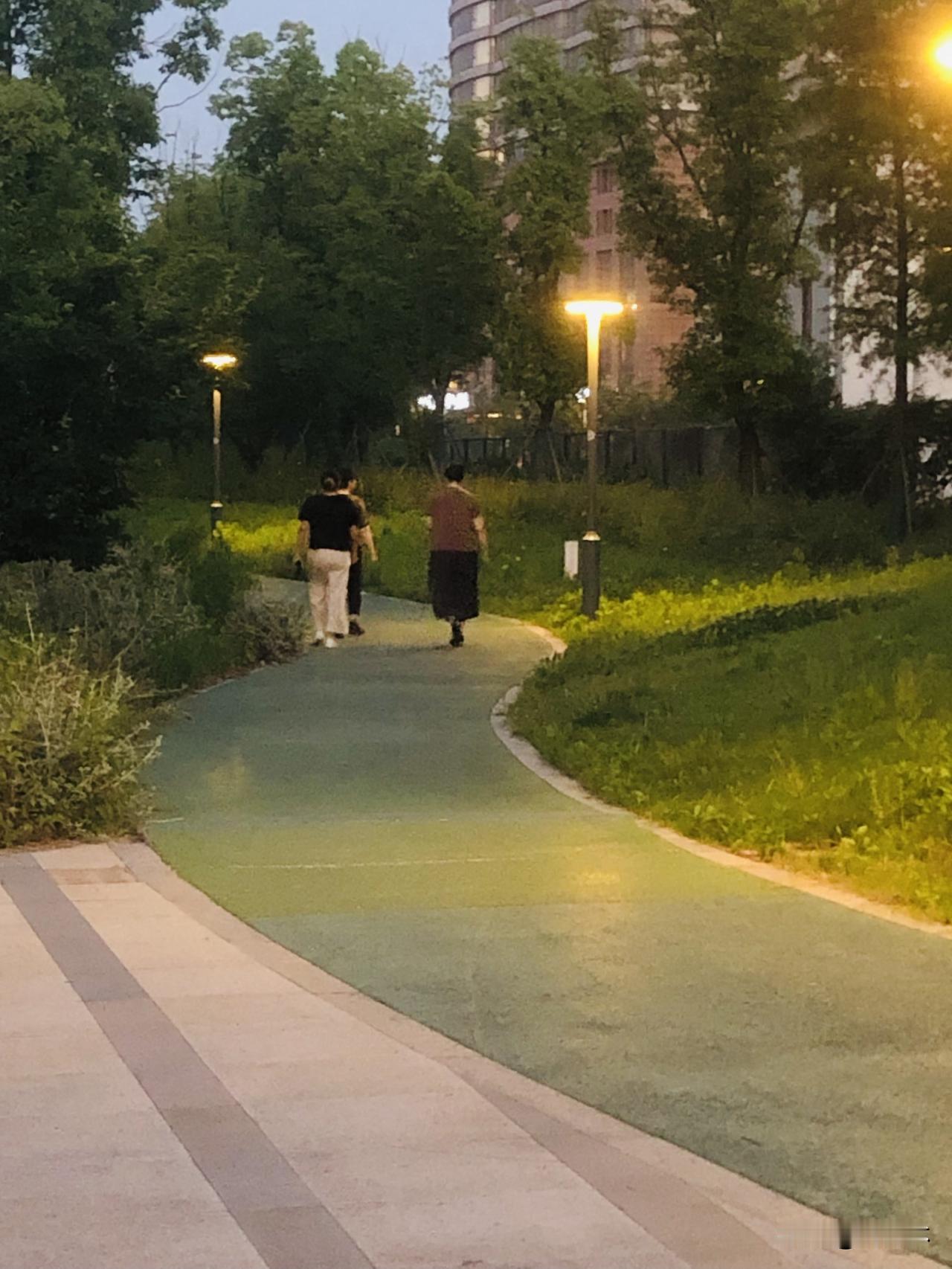 晒图笔记大赛初夏的傍晚，晚风凉爽，居民们散步慢跑、结伴跳广场舞，孩童骑着单车追逐