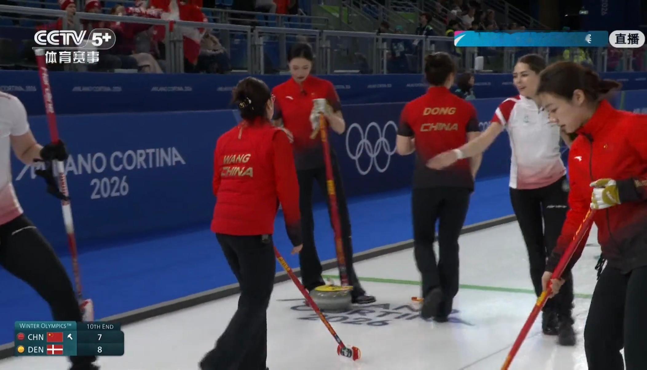 米兰冬奥会冰壶女子团体赛 中国女队7比8惜败丹麦，遭遇四连败目前循环赛2胜5负，