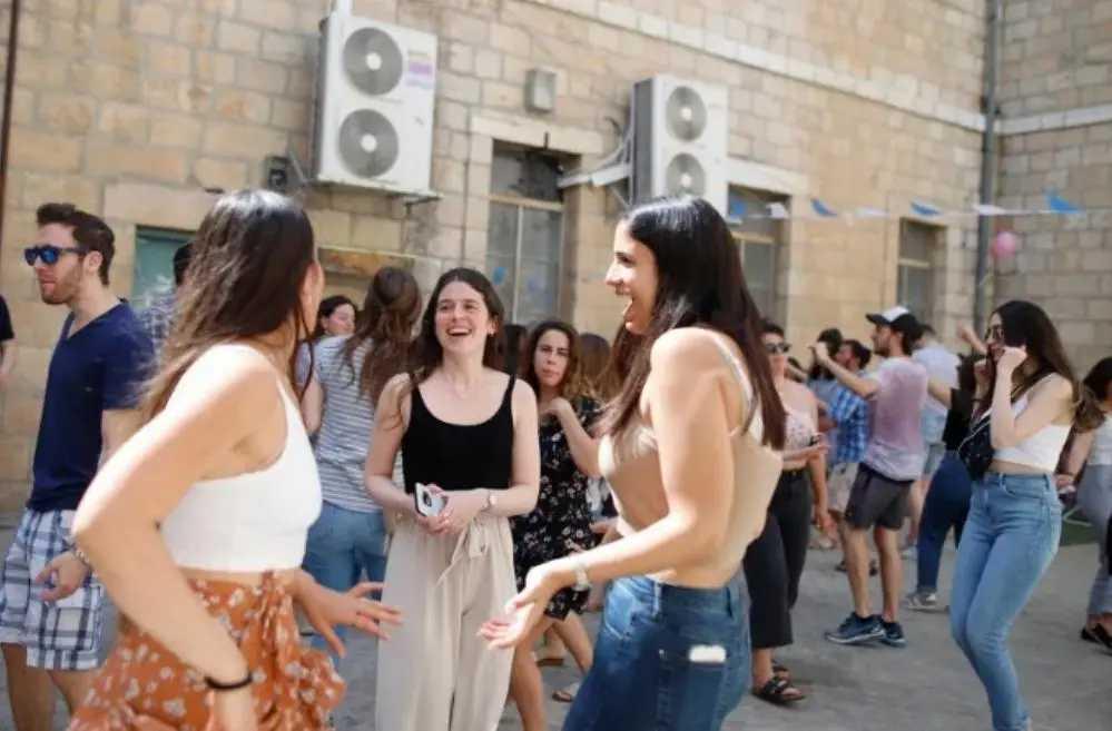 在全球人口负增长的大环境下，以色列生育率高达3%，简直是个奇迹。
以色列有两大族