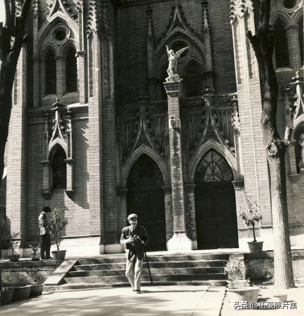 1957年3月，梁思成在北京东郊民巷圣米歇尔教堂前拍摄的老照片。早在1956年，
