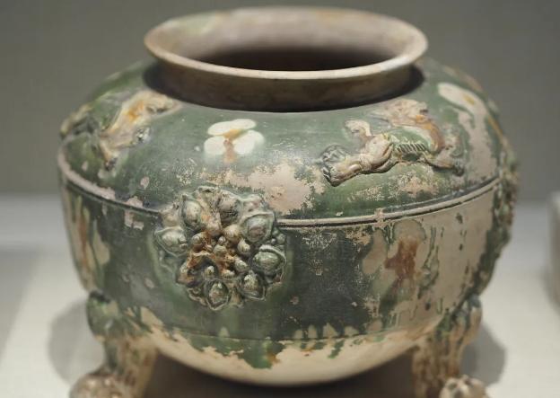 1973年，一老者路过镇江，发现一村民家中，神牌前的香炉十分特别，仔细一看，顿时