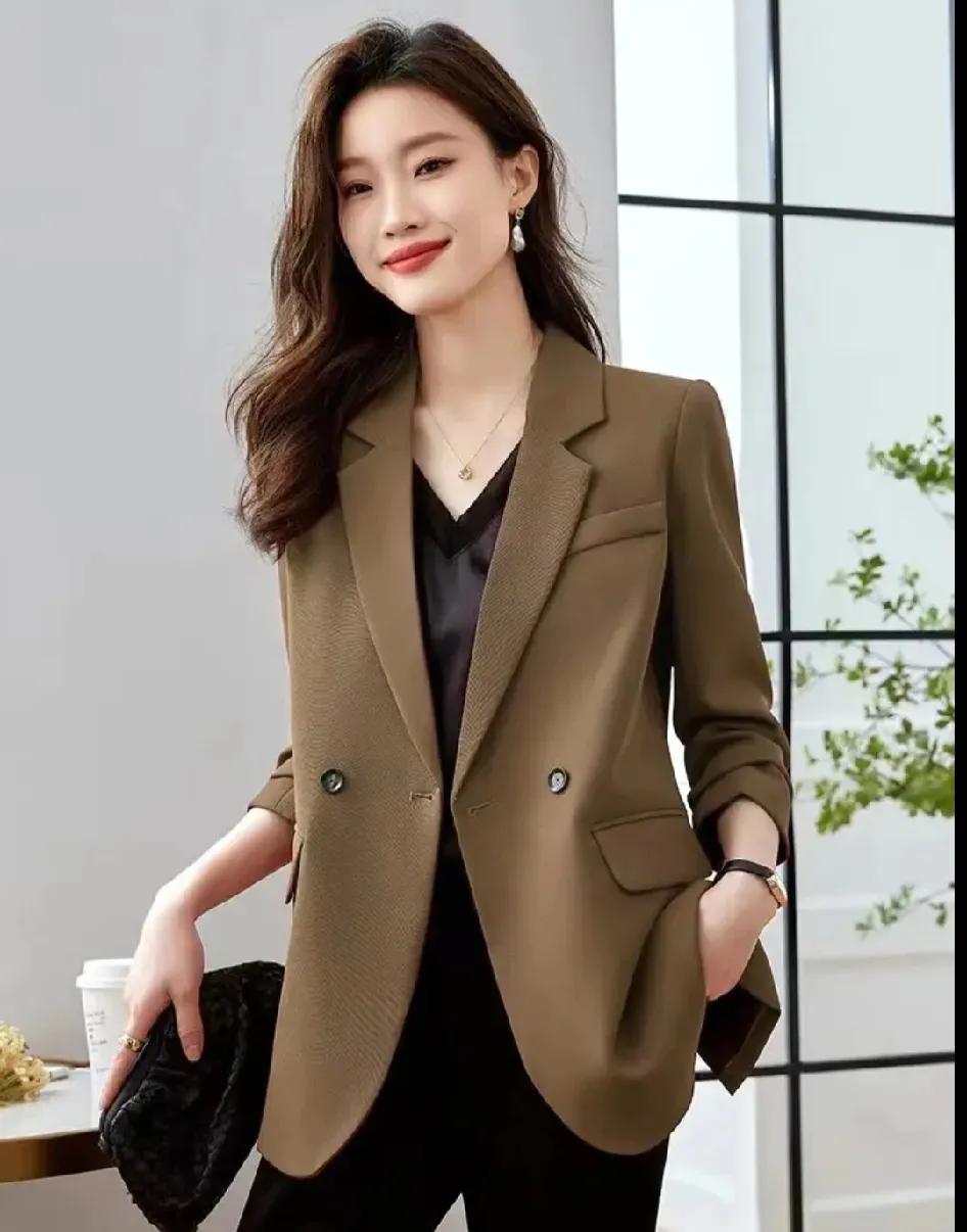 小西装还是买简约款的好
不挑人，不挑年龄，不轻易过时
任何时候任何地点穿
都能让
