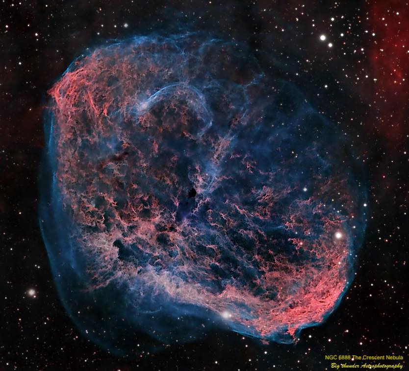 NGC 6888——眉月星云。在波特尔4级的夜空下曝光44h -由Ch...