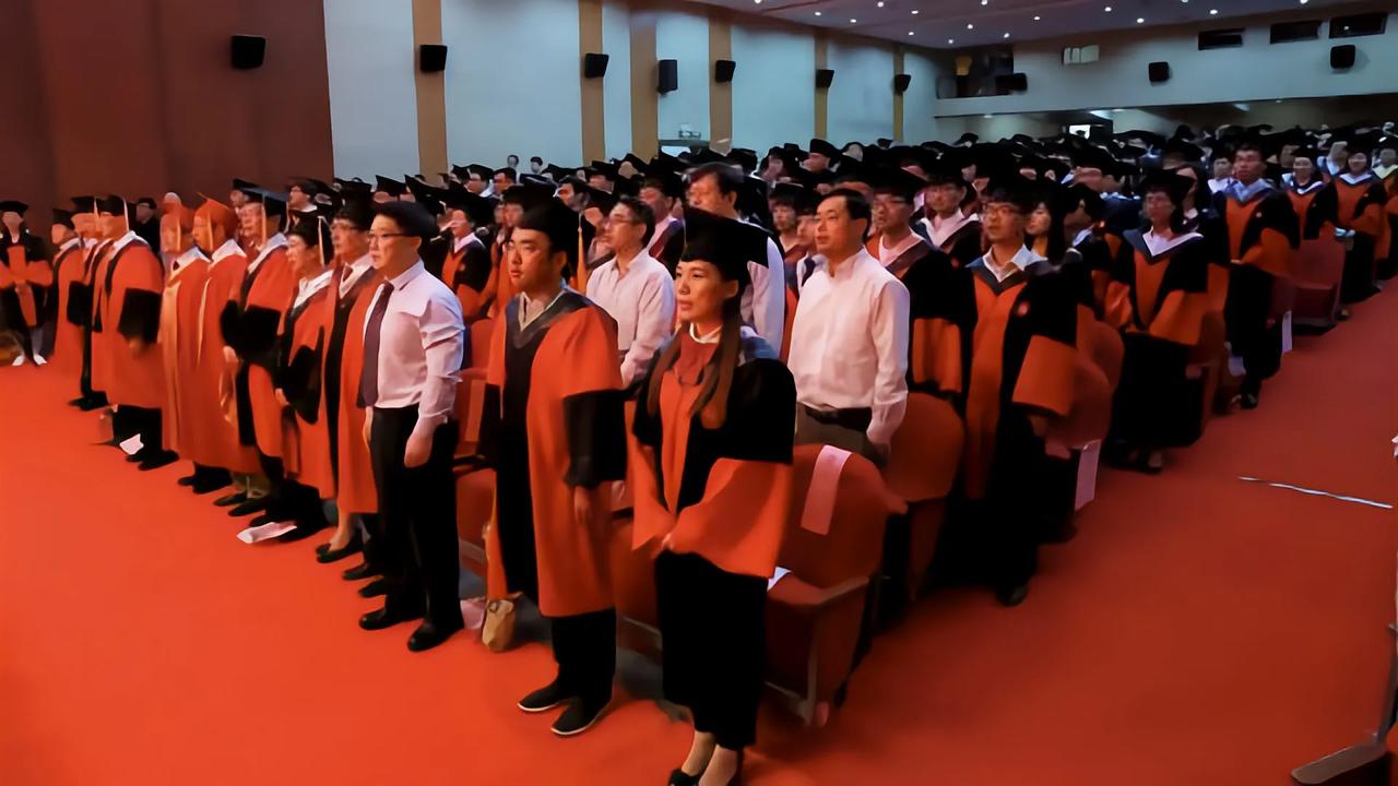 德国的学校免费，为啥没人去读呢？
德国虽然不收取学费，但却很少有人去留学，原因在