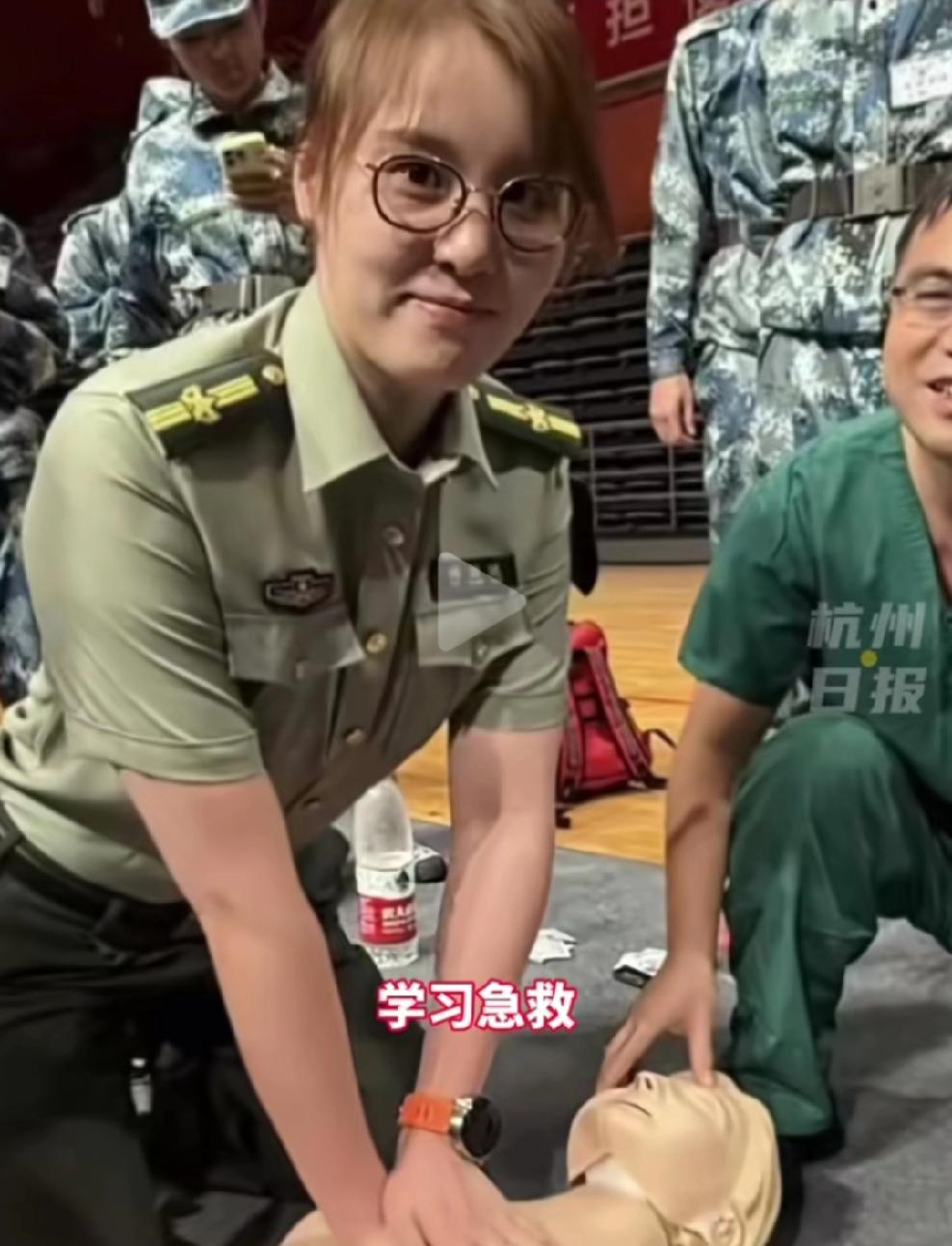 近日杭州，傅园慧穿着军训服亮相浙大军训现场，学生们非常热情，咔咔抓拍傅园慧各种表