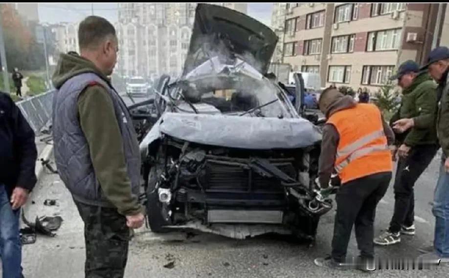惊爆！俄罗斯船长的腿被炸飞！
乌克兰汽车炸弹在克里米亚炸死俄罗斯海军上尉。
  