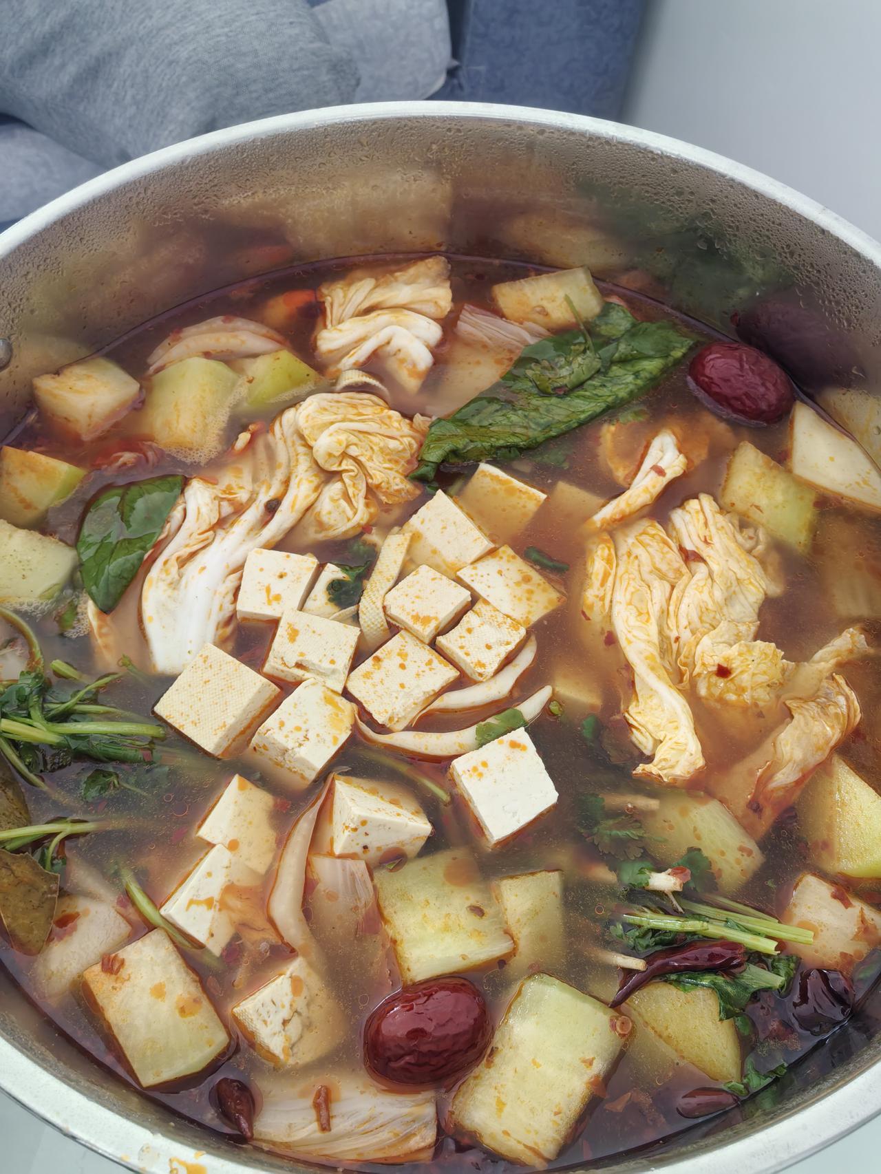 《素食斋》之四
周末休息不外出，素食火锅搞起来。
吃完火锅加点面，午餐这样很简单