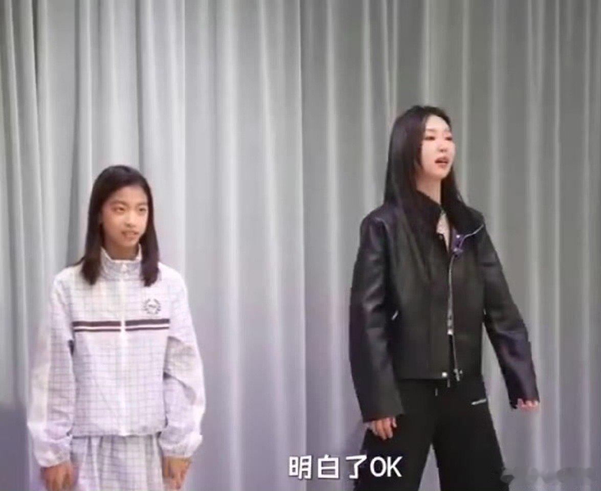 管乐被李雪女儿的学舞速度震惊到了 管乐的表情完美诠释了我的内心，李雪女儿学舞速度