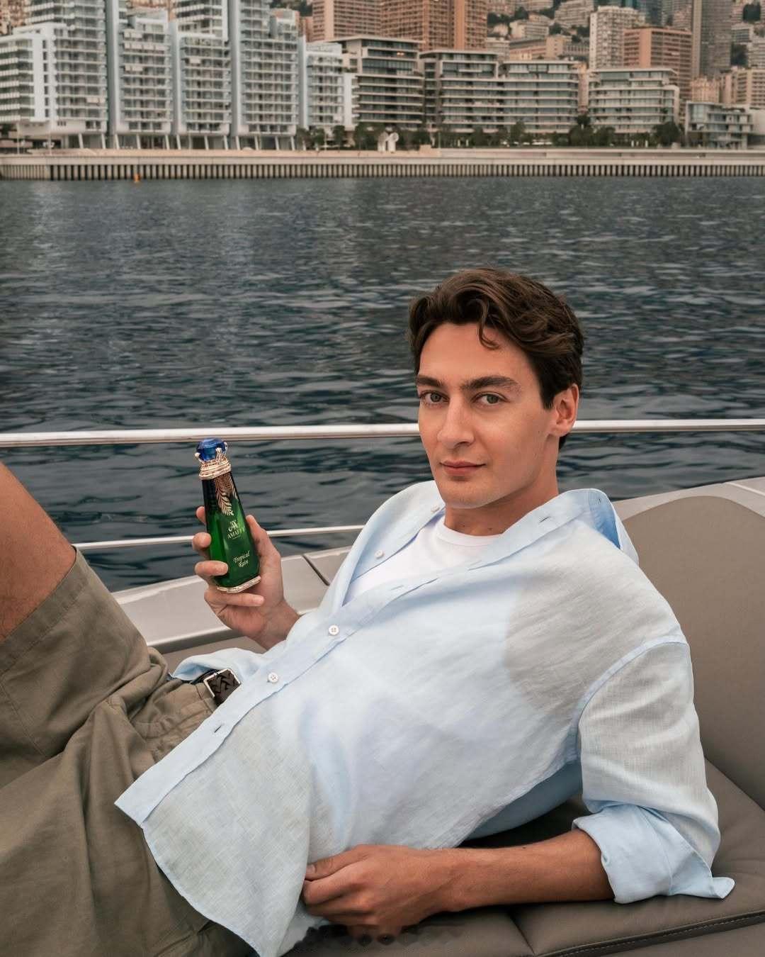 GeorgeRussell 更新ins了家门口拍的广告真的看起来好chill～⛵