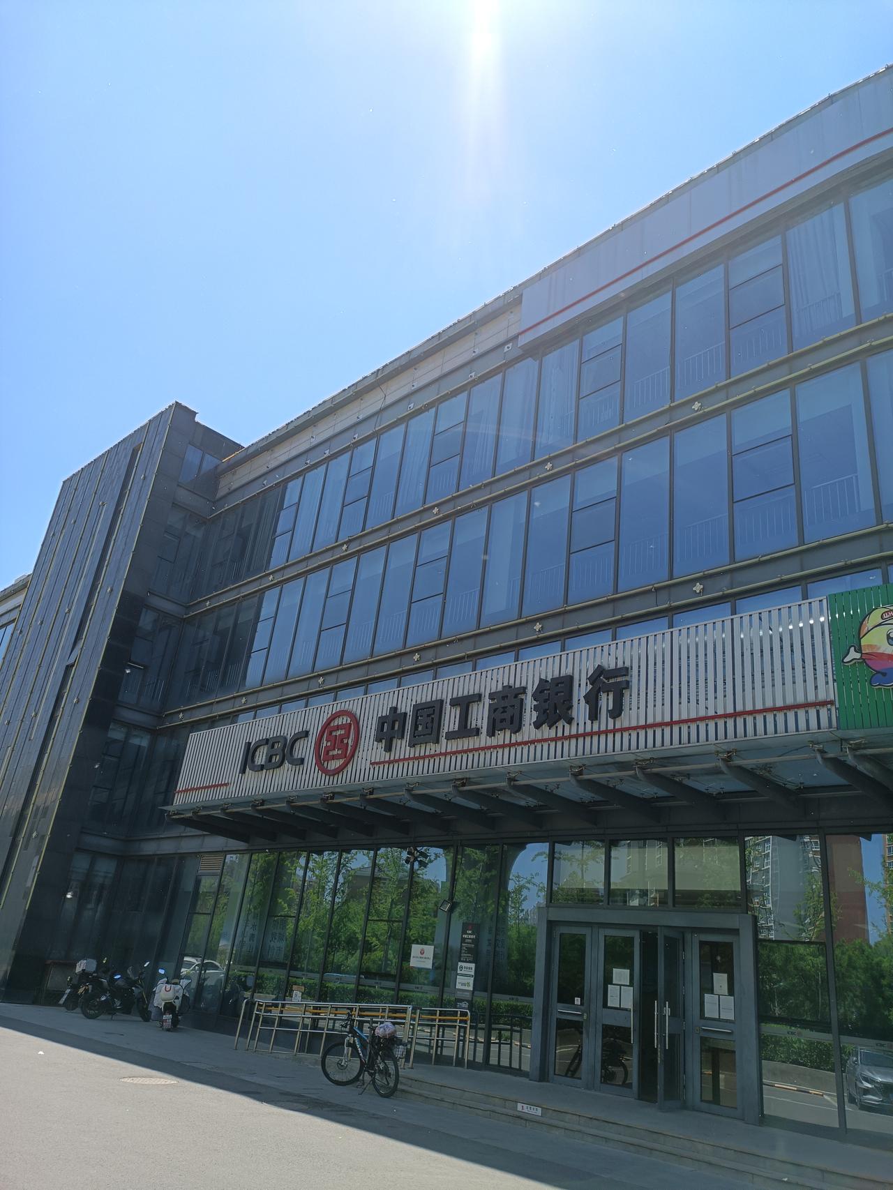 今天上午陪儿子去工商银行给他取钱，前面就六个人排了50分钟！

因为儿子不满18