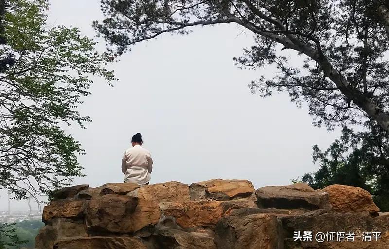 很多人以为情绪稳定，就是没有喜怒哀乐🙏
以道家实修来讲，并非压抑情绪，而是不被