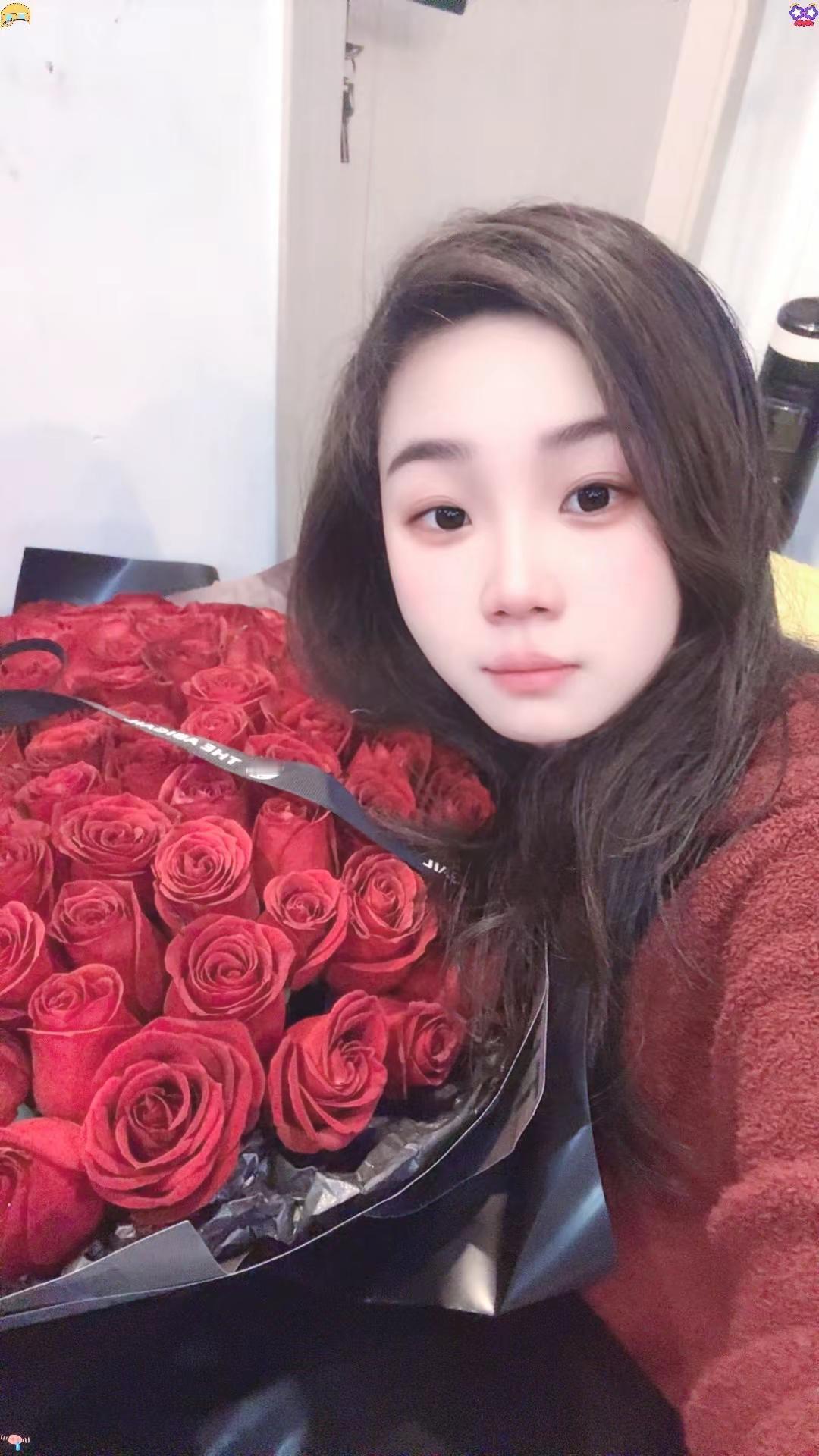 浪漫的从来不是礼物，而是送礼物的人。是炙热的红色玫瑰，一束花的仪式感从来不会过时